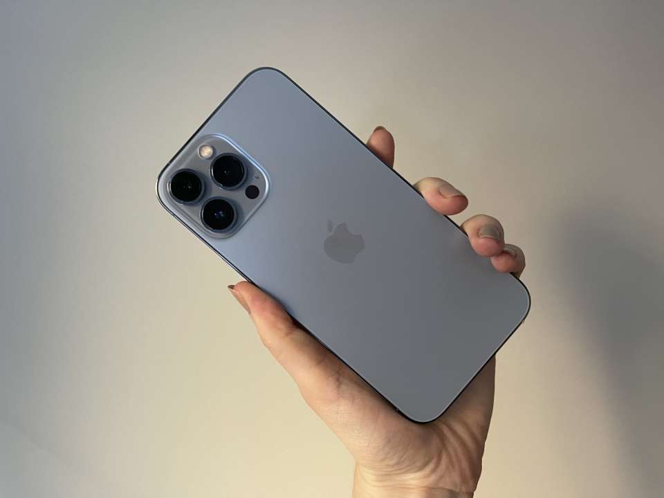 Với iPhone 13 Pro Max giá vô cùng hấp dẫn, bạn sẽ được trải nghiệm những tính năng vô cùng độc đáo và tiện ích. Chiếc điện thoại này mang đến cho bạn những thước phim vô cùng chất lượng khiến bạn thích thú đến không thể rời mắt.