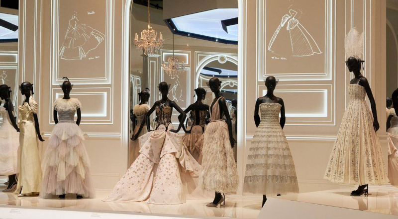 Christian Dior mang sàn diễn thời trang cao cấp vào chuồng ngựa  VTVVN